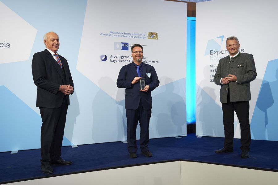 Dr. Thorsten Brandau (BRACE GmbH, Mitte) mit Roland Weigert (Staatssekretär im StMWi, rechts) und Dipl.-Ing. Franz Xaver Peteranderl (Präsident der Arbeitsgemeinschaft der bayerischen Handwerkskammern, links)