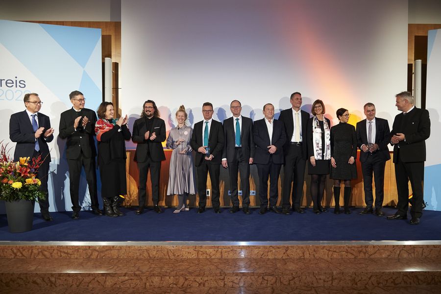 Gewinner des Exportpreises Bayern 2022, Laudatoren und der Staatssekretär im Bayerischen Staatsministerium für Wirtschaft, Landesentwicklung und Energie, Herr Roland Weigert Gewinner des Exportpreises Bayern 2022, Laudatoren und der Staatssekretär im Bayerischen Staatsministerium für Wirtschaft, Landesentwicklung und Energie, Herr Roland Weigert